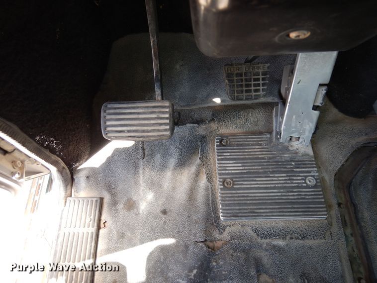 image for item LT9823 1995 Mack CH613  semi truck