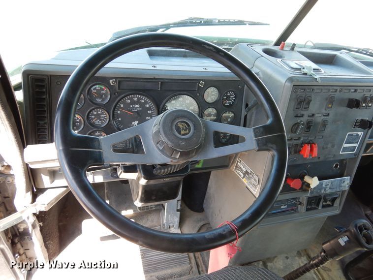 image for item LT9823 1995 Mack CH613  semi truck