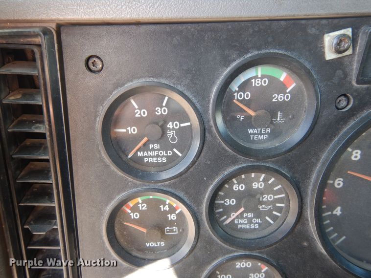 image for item LT9823 1995 Mack CH613  semi truck