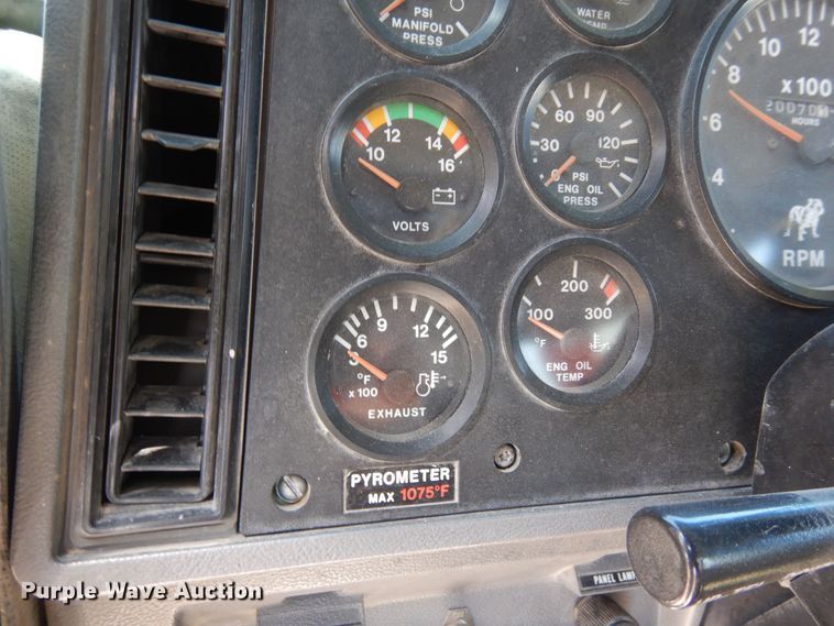 image for item LT9823 1995 Mack CH613  semi truck