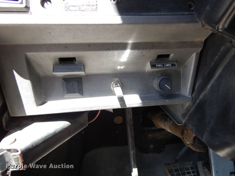 image for item LT9823 1995 Mack CH613  semi truck