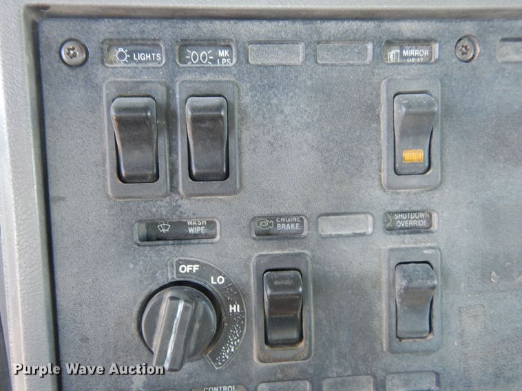 image for item LT9823 1995 Mack CH613  semi truck