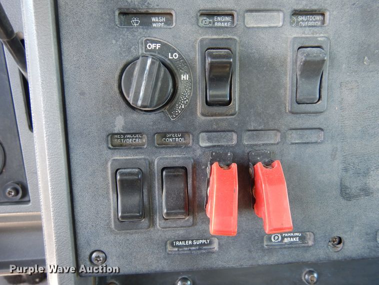 image for item LT9823 1995 Mack CH613  semi truck