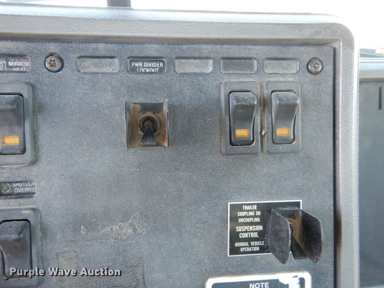 image for item LT9823 1995 Mack CH613  semi truck