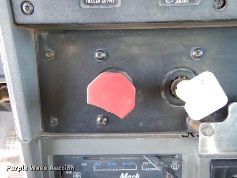 image for item LT9823 1995 Mack CH613  semi truck