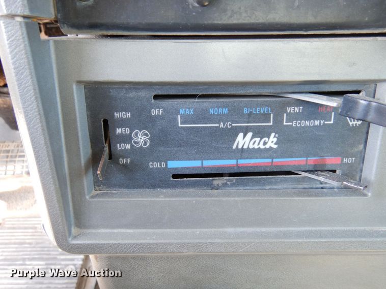 image for item LT9823 1995 Mack CH613  semi truck