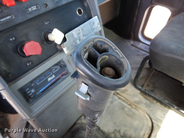 image for item LT9823 1995 Mack CH613  semi truck