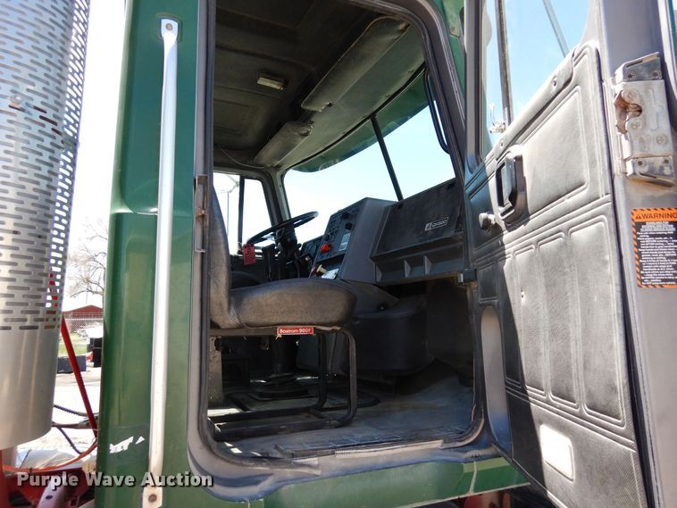 image for item LT9823 1995 Mack CH613  semi truck