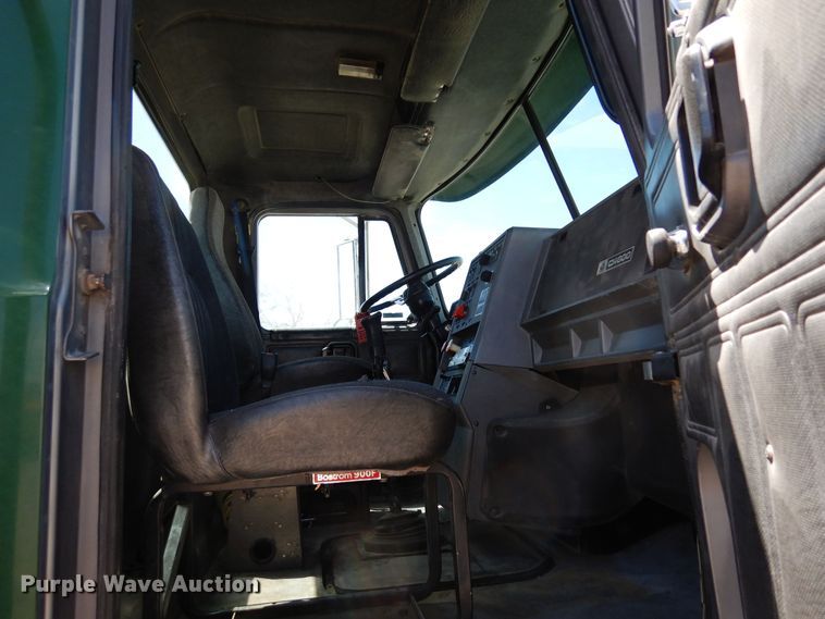 image for item LT9823 1995 Mack CH613  semi truck