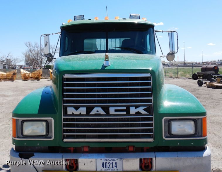 image for item LT9823 1995 Mack CH613  semi truck
