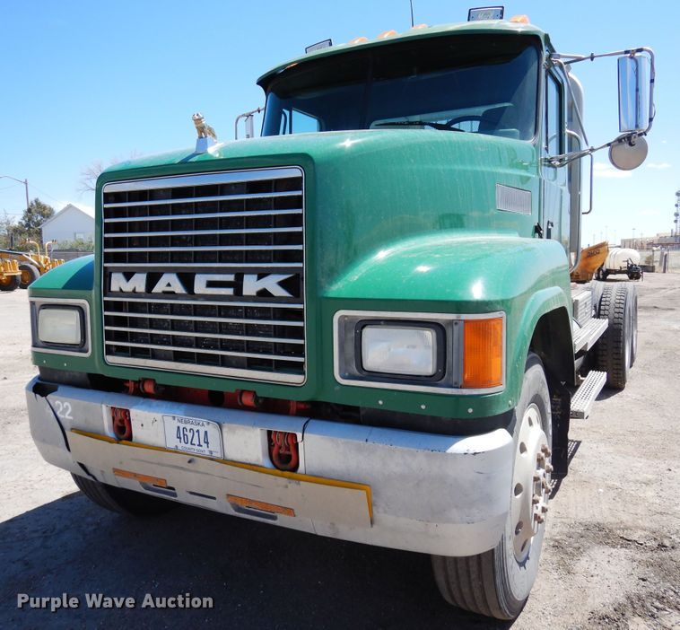 image for item LT9823 1995 Mack CH613  semi truck