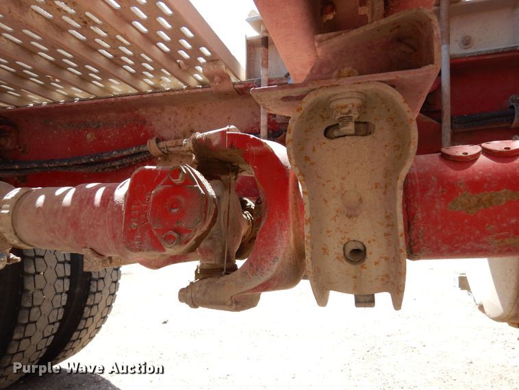 image for item LT9823 1995 Mack CH613  semi truck