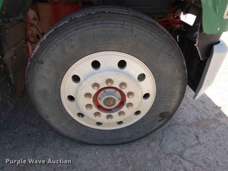 image for item LT9823 1995 Mack CH613  semi truck