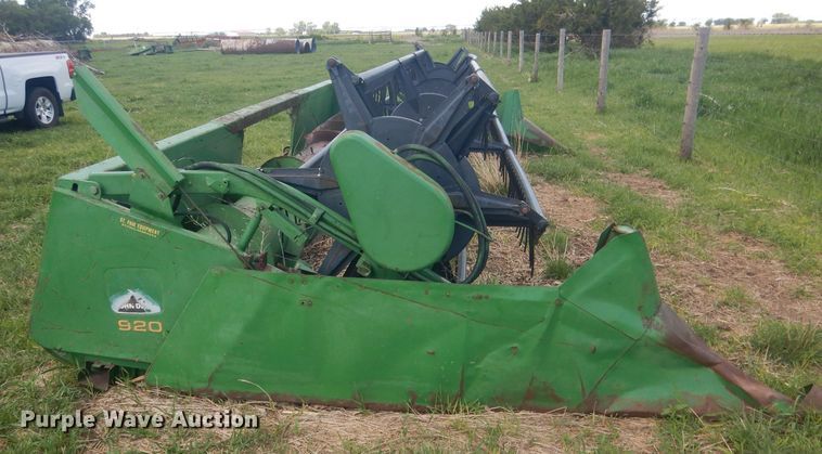 image for item DJ1319 1988 John Deere 920  flex head