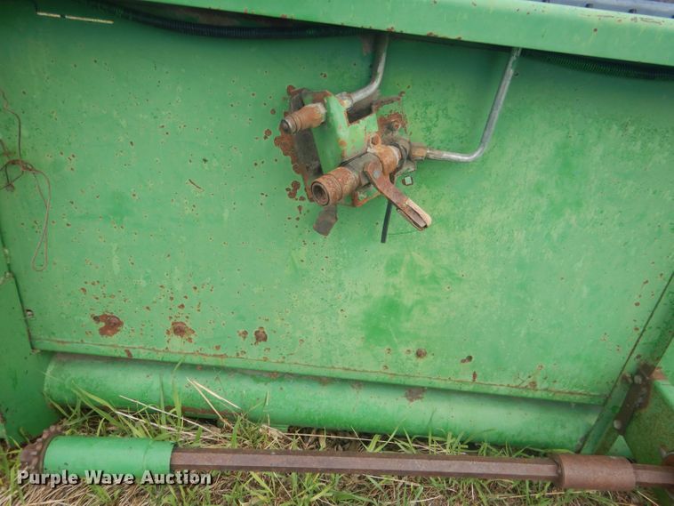 image for item DJ1319 1988 John Deere 920  flex head