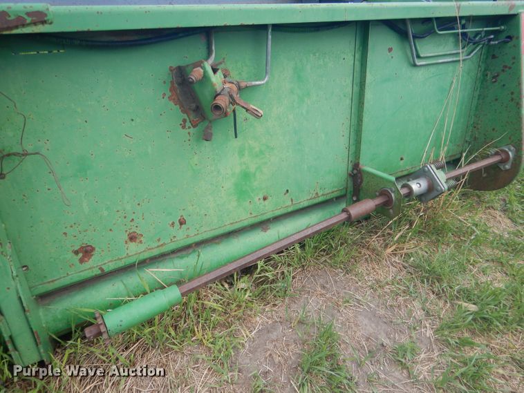 image for item DJ1319 1988 John Deere 920  flex head