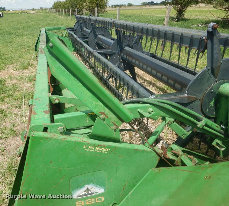 image for item DJ1319 1988 John Deere 920  flex head