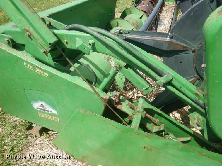 image for item DJ1319 1988 John Deere 920  flex head