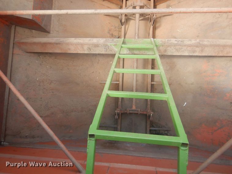 image for item DJ1323 Brent 800A  grain cart