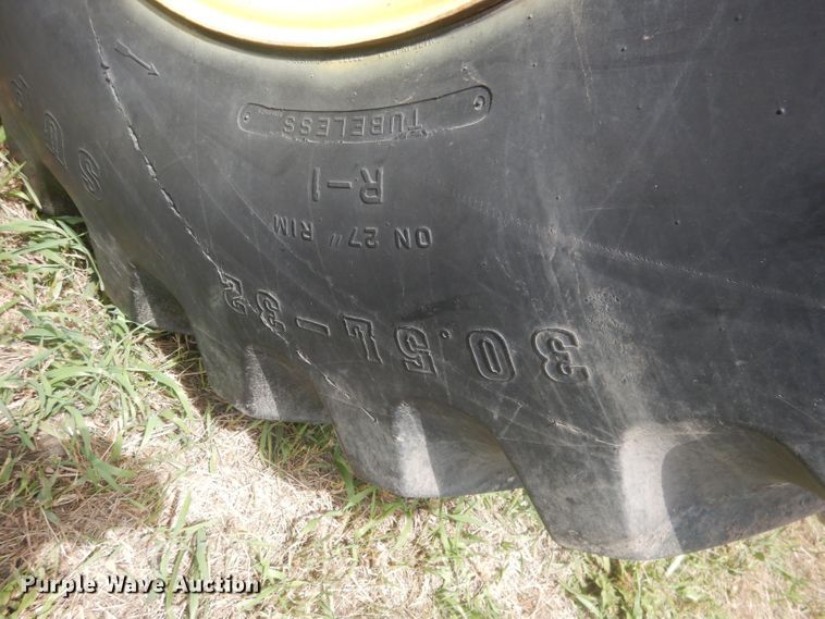 image for item DJ1323 Brent 800A  grain cart