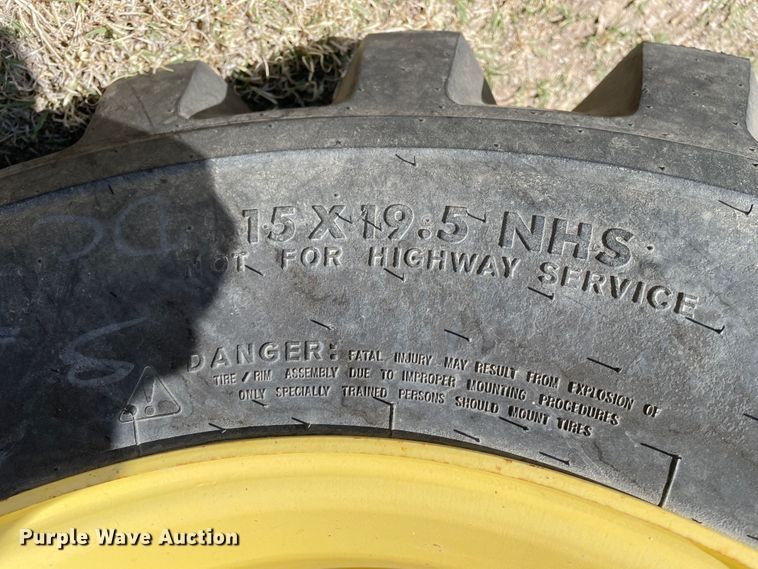 image for item DJ5098 2011 John Deere 3005  MFWD tractor