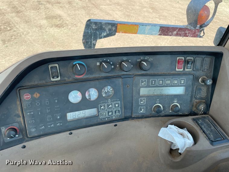 image for item DJ5168 1999 John Deere 8100  tractor