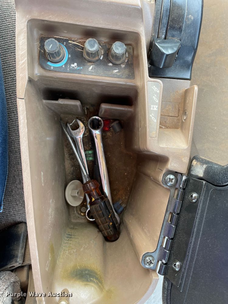 image for item DJ5168 1999 John Deere 8100  tractor