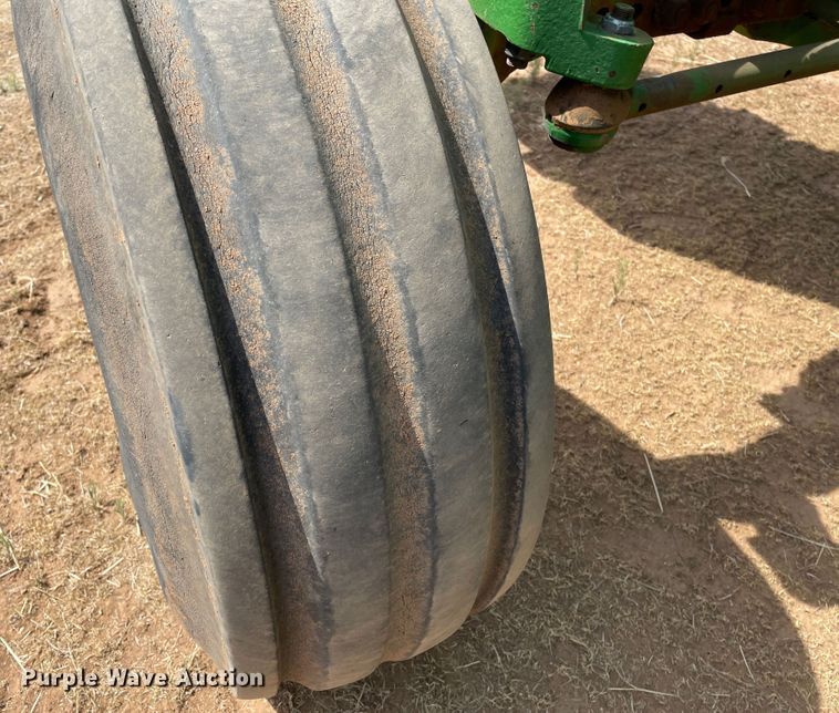 image for item DJ5168 1999 John Deere 8100  tractor