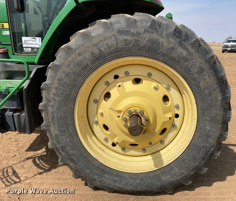 image for item DJ5168 1999 John Deere 8100  tractor