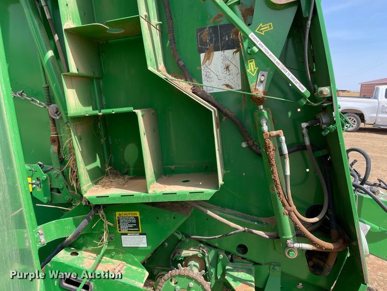 image for item DJ5174 2014 John Deere 569  round baler