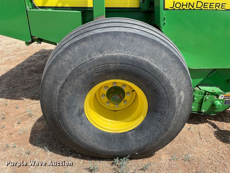 image for item DJ5174 2014 John Deere 569  round baler
