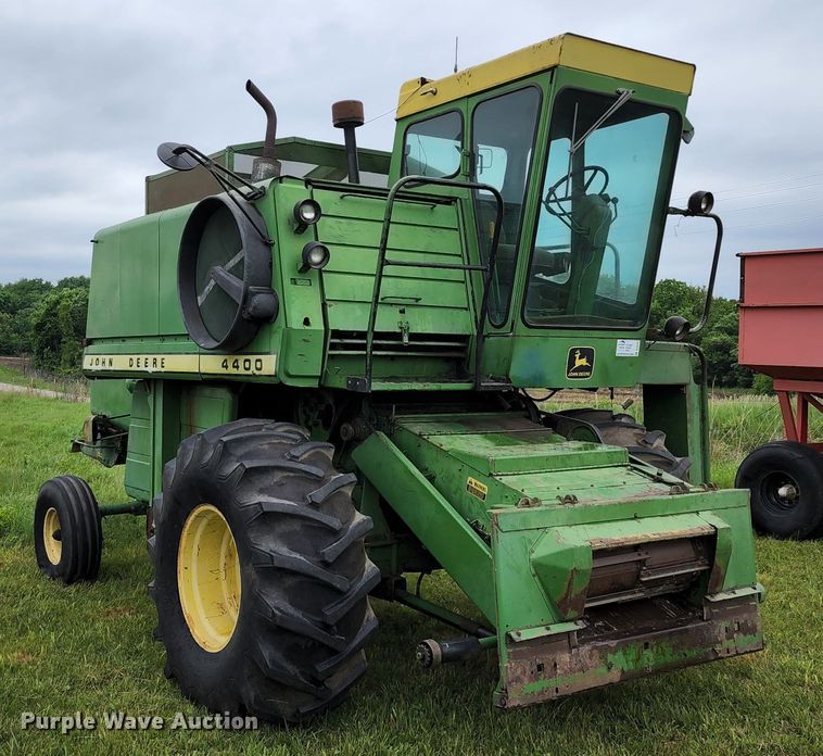 John Deere 4400 combine in Centerview, MO Item DL6491 sold Purple Wave