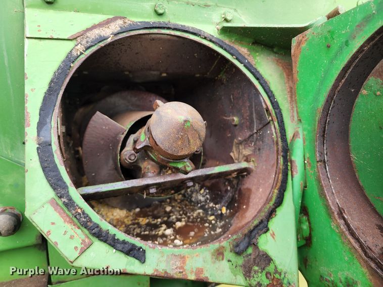 image for item DL6491 John Deere 4400  combine