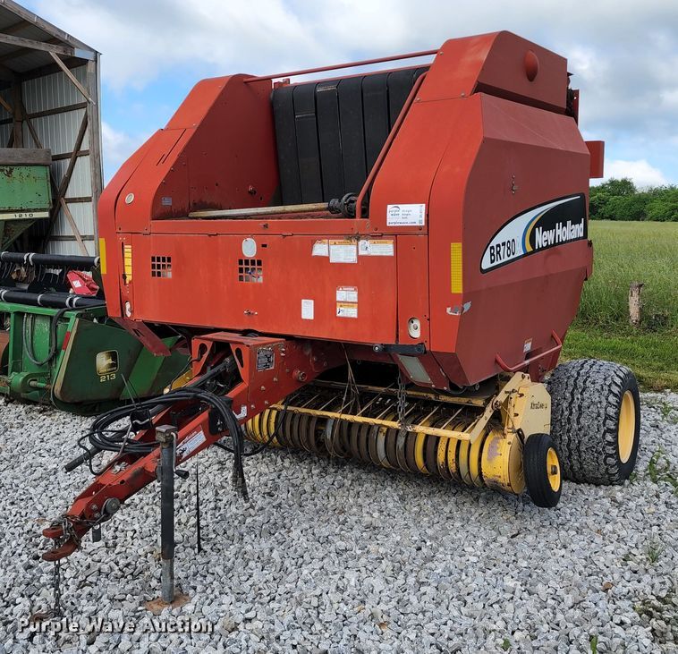 image for item DL6518 2006 New Holland BR780A  round baler