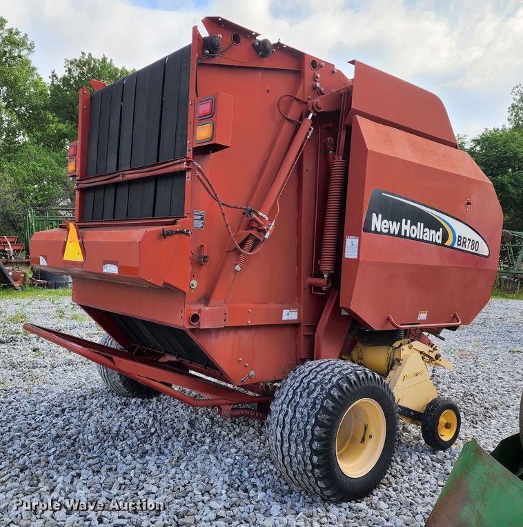 image for item DL6518 2006 New Holland BR780A  round baler