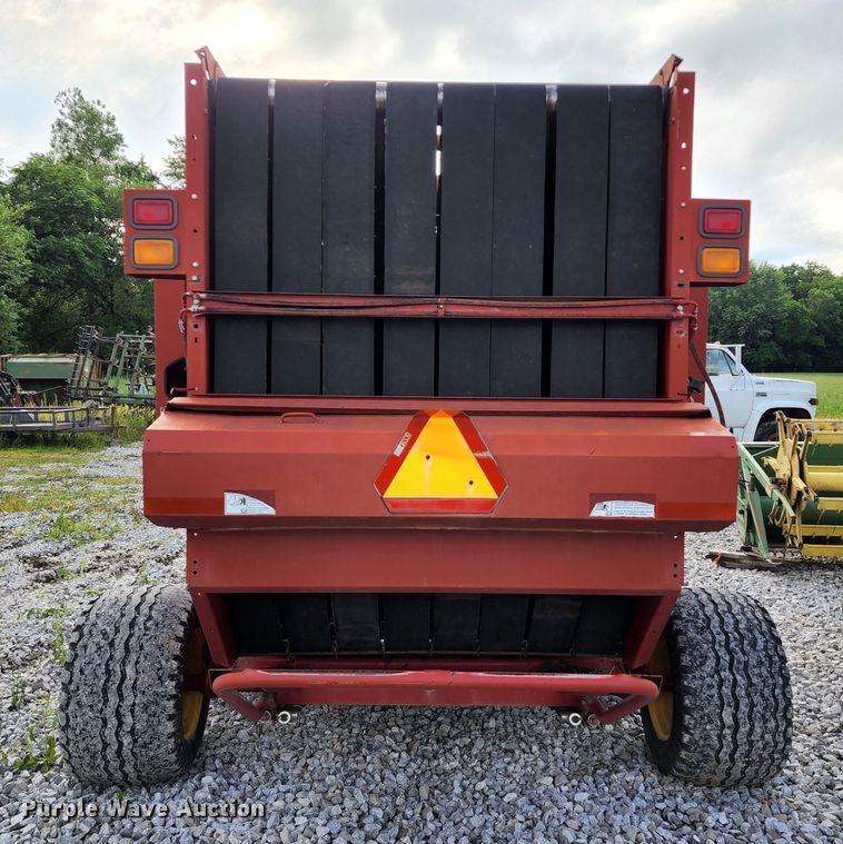 image for item DL6518 2006 New Holland BR780A  round baler