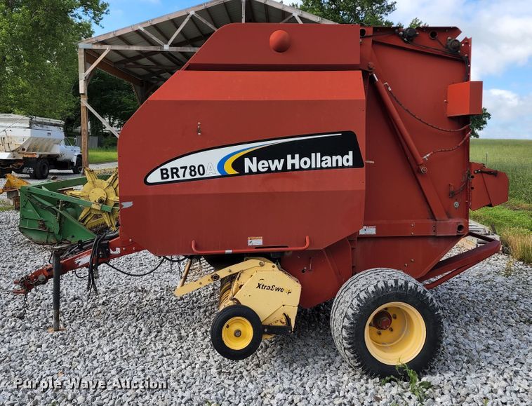 image for item DL6518 2006 New Holland BR780A  round baler