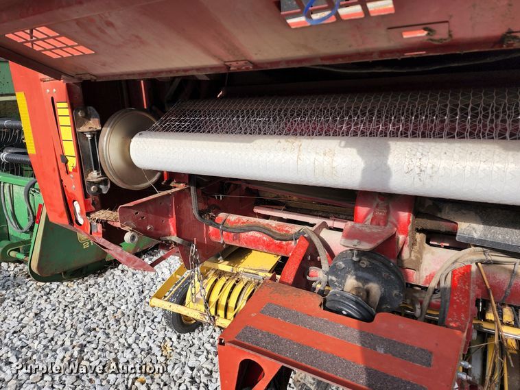 image for item DL6518 2006 New Holland BR780A  round baler