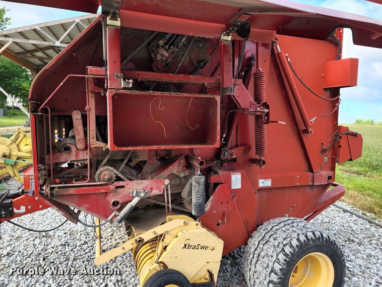 image for item DL6518 2006 New Holland BR780A  round baler