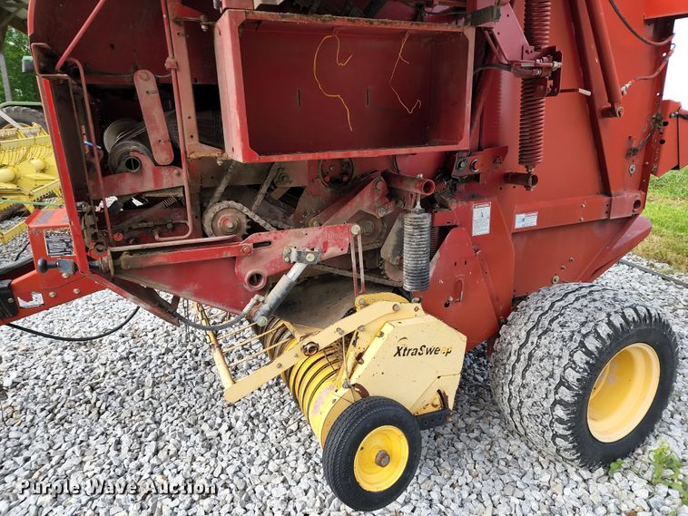 image for item DL6518 2006 New Holland BR780A  round baler