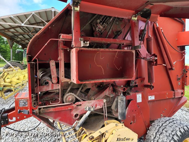 image for item DL6518 2006 New Holland BR780A  round baler