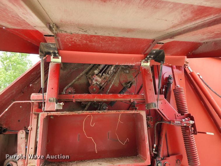 image for item DL6518 2006 New Holland BR780A  round baler