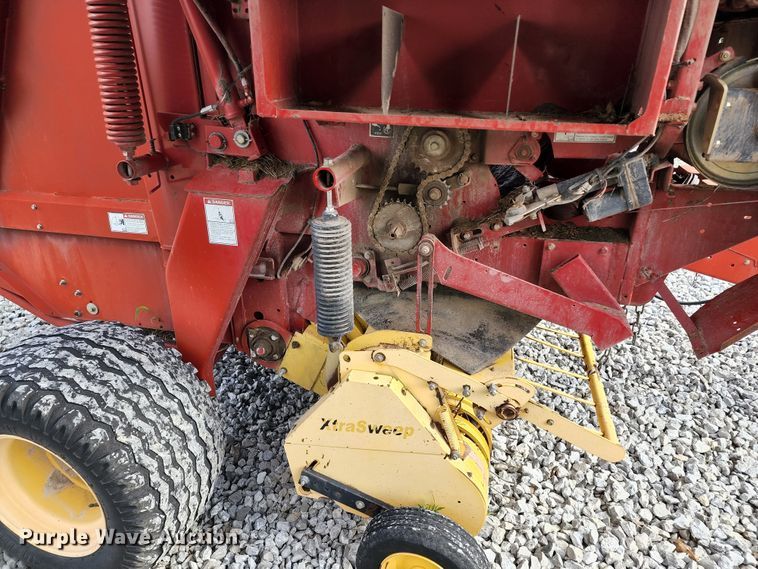 image for item DL6518 2006 New Holland BR780A  round baler