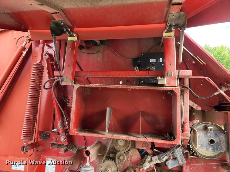 image for item DL6518 2006 New Holland BR780A  round baler