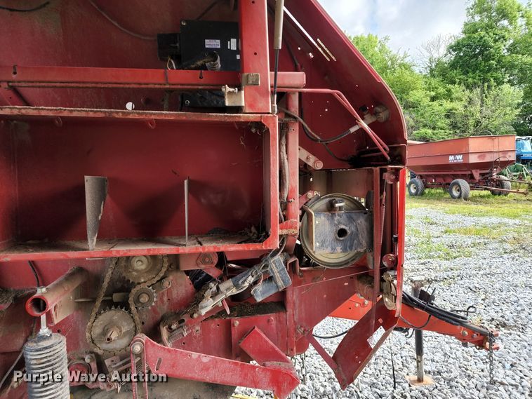 image for item DL6518 2006 New Holland BR780A  round baler