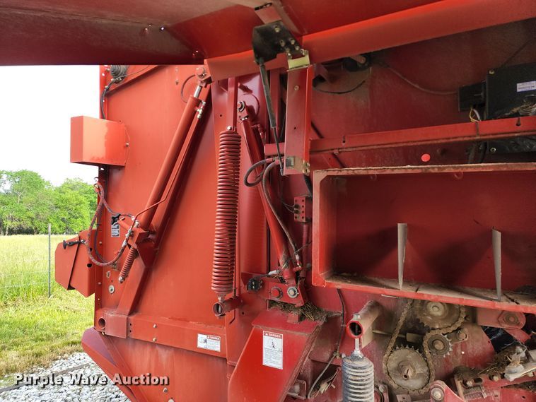 image for item DL6518 2006 New Holland BR780A  round baler