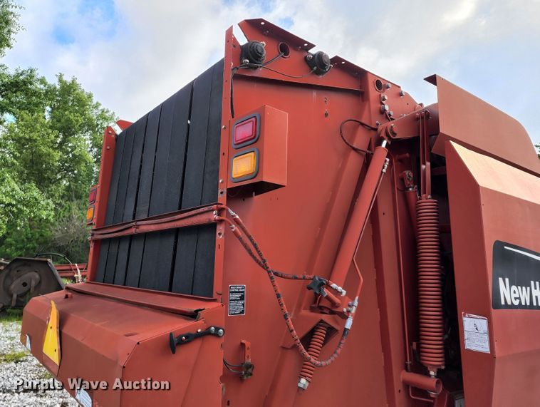image for item DL6518 2006 New Holland BR780A  round baler