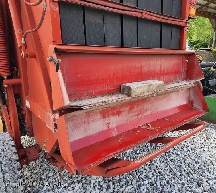 image for item DL6518 2006 New Holland BR780A  round baler