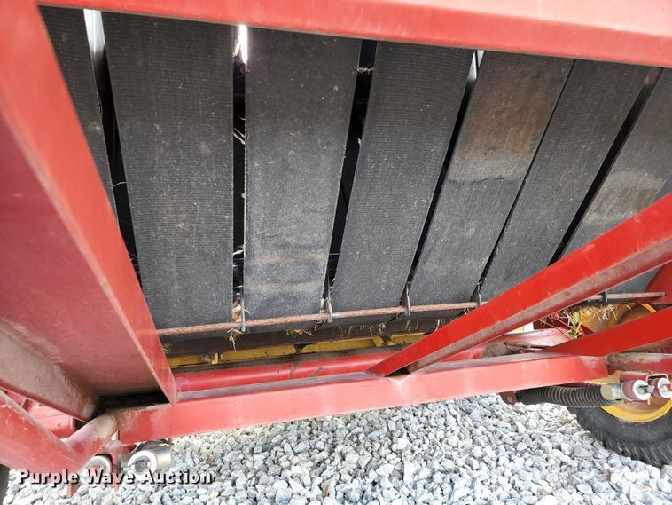 image for item DL6518 2006 New Holland BR780A  round baler