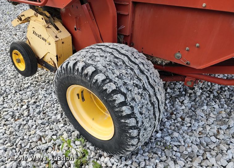 image for item DL6518 2006 New Holland BR780A  round baler